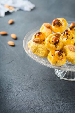 Badem pasta, kurabiye, bisküvi, bir tabloda tatlılar