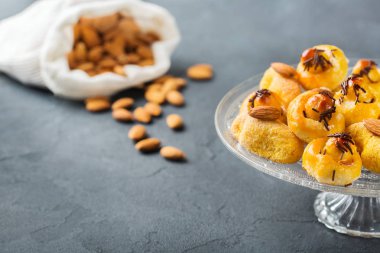 Badem pasta, kurabiye, bisküvi, bir tabloda tatlılar