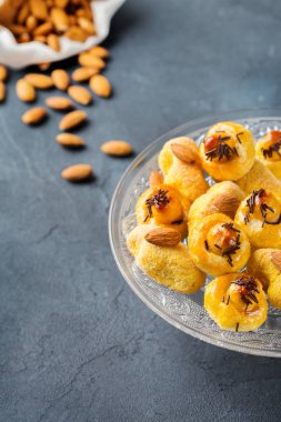 Badem pasta, kurabiye, bisküvi, bir tabloda tatlılar