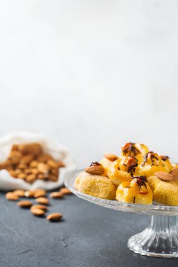 Badem pasta, kurabiye, bisküvi, bir tabloda tatlılar