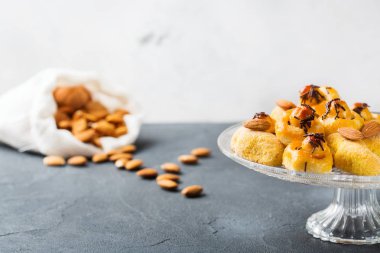 Badem pasta, kurabiye, bisküvi, bir tabloda tatlılar