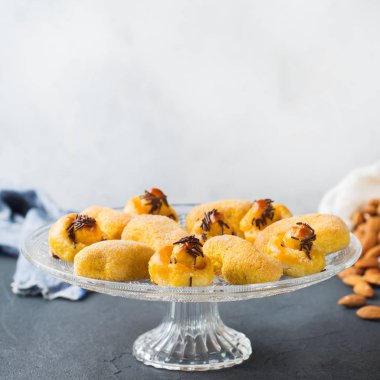 Badem pasta, kurabiye, bisküvi, bir tabloda tatlılar