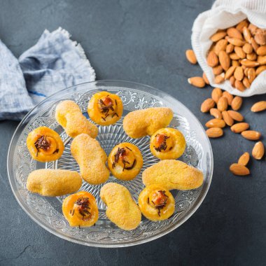 Badem pasta, kurabiye, bisküvi, bir tabloda tatlılar