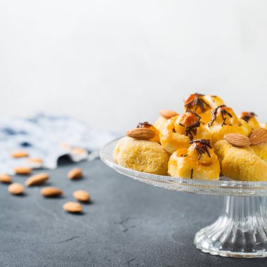 Badem pasta, kurabiye, bisküvi, bir tabloda tatlılar