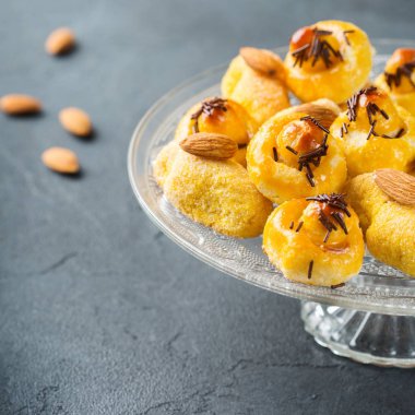 Badem pasta, kurabiye, bisküvi, bir tabloda tatlılar