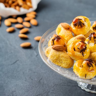 Badem pasta, kurabiye, bisküvi, bir tabloda tatlılar