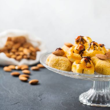 Badem pasta, kurabiye, bisküvi, bir tabloda tatlılar