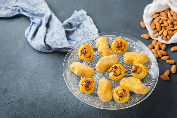 Badem pasta, kurabiye, bisküvi, bir tabloda tatlılar