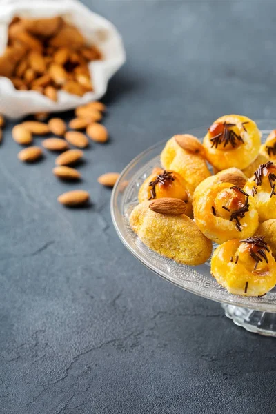 Badem pasta, kurabiye, bisküvi, bir tabloda tatlılar