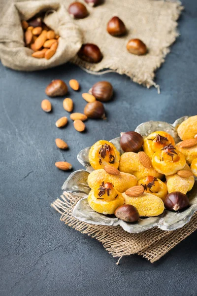 Geleneksel İspanyolca keşfetmesine castanyada tatil, badem pasta panellets için davranır