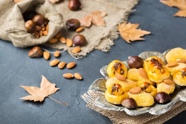 Geleneksel İspanyolca keşfetmesine castanyada tatil, badem pasta panellets için davranır