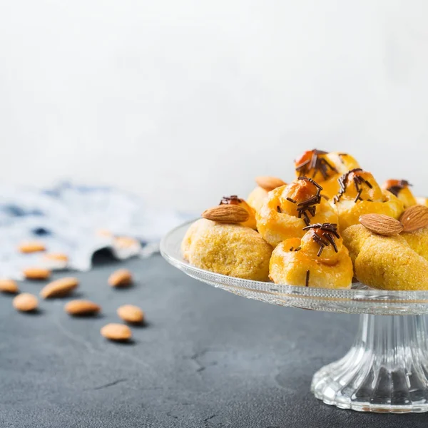 Badem pasta, kurabiye, bisküvi, bir tabloda tatlılar