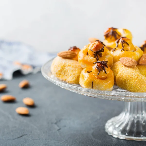 Badem pasta, kurabiye, bisküvi, bir tabloda tatlılar