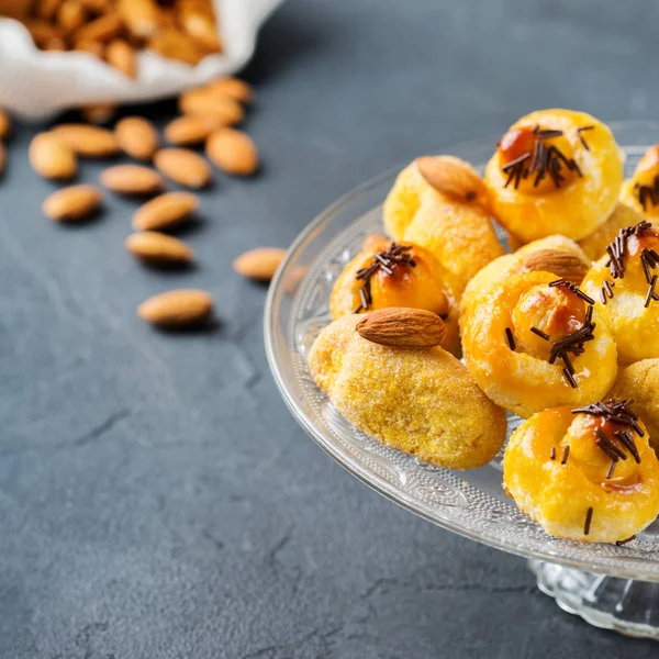 Badem pasta, kurabiye, bisküvi, bir tabloda tatlılar