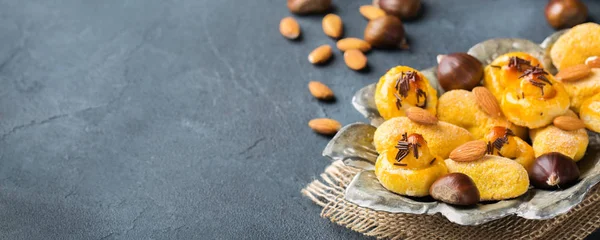 Yiyecek ve içecek, tatil çay zaman kavramı. İspanyol keşfetmesine amond badem ezmesi pasta panellets, kurabiye, bisküvi, kestane tüm azizler günü, Castanyada için rahat bir masada tatlılar.