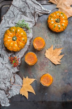 Şükran günü sonbahar alkol içki kokteyl içecek kabaklar ve yaprakları ile