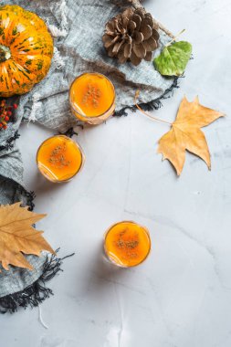 Şükran günü sonbahar alkol içki kokteyl içecek kabaklar ve yaprakları ile