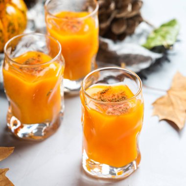 Şükran günü sonbahar alkol içki kokteyl içecek kabaklar ve yaprakları ile