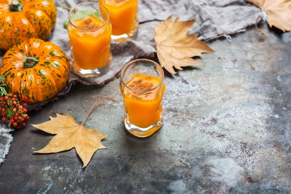 Bevanda cocktail con bevande alcoliche autunnali con zucche e foglie — Foto Stock