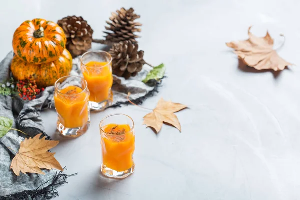 Thanksgiving autumn alcohol drink cocktail beverage with pumpkins and leaves — Stock Photo, Image