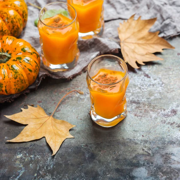 Bevanda cocktail con bevande alcoliche autunnali con zucche e foglie — Foto Stock