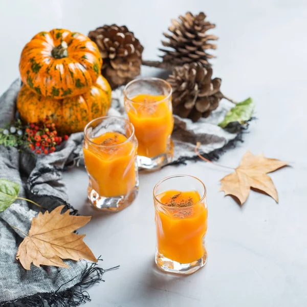 Erntedank Herbst Alkohol trinken Cocktailgetränk mit Kürbissen und Blättern — Stockfoto