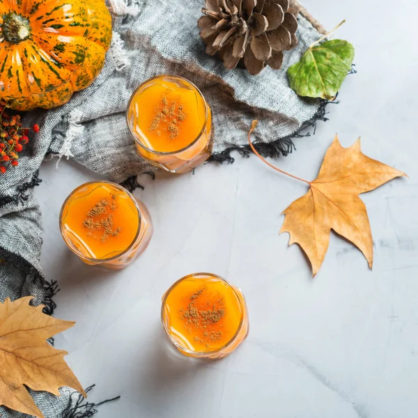 Dziękczynienia jesień alkoholu pić koktajl napój z dyni i liści — Zdjęcie stockowe