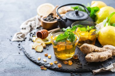 Japon Çin çay çaydanlık limon zencefil bal siyah bir tablo. Sıcak içecek infüzyon cam soğuk grip için kış gün içki