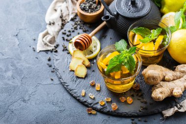 Japon Çin çay çaydanlık limon zencefil bal siyah bir tablo. Sıcak içki içecek infüzyon cam soğuk grip için gün kış, uzay arka plan kopyalama
