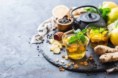 Japon Çin çay çaydanlık limon zencefil bal siyah bir tablo. Sıcak içki içecek infüzyon cam soğuk grip için gün kış, uzay arka plan kopyalama