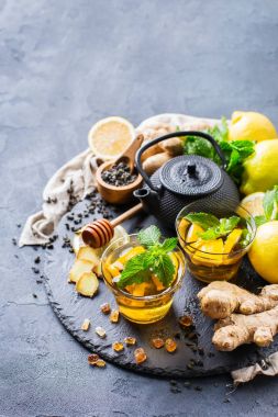 Japon Çin çay çaydanlık limon zencefil bal siyah bir tablo. Sıcak içki içecek infüzyon cam soğuk grip için gün kış, uzay arka plan kopyalama