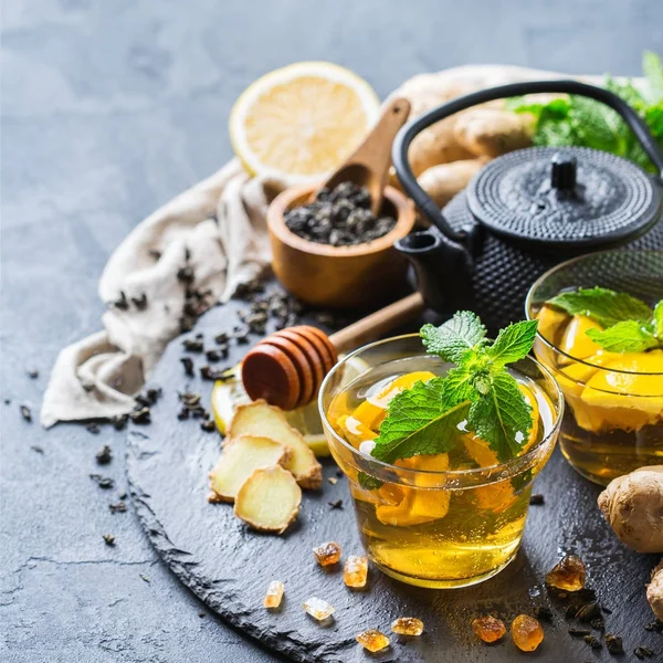 Japon Çin çay çaydanlık limon zencefil bal siyah bir tablo. Sıcak içecek infüzyon cam soğuk grip için kış gün içki