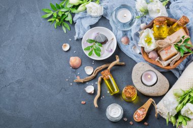 Spa sağlık ayarı kavramı bahar çiçek, siyah arka plan ile