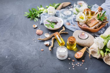 Spa sağlık ayarı kavramı bahar çiçek, siyah arka plan ile