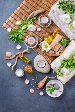 Spa sağlık ayarı kavramı bahar çiçek, siyah arka plan ile