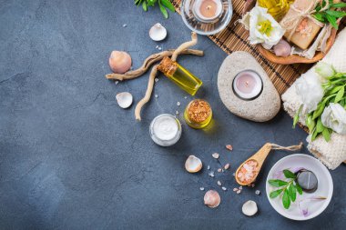 Spa sağlık ayarı kavramı bahar çiçek, siyah arka plan ile