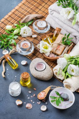 Spa sağlık ayarı kavramı bahar çiçek, siyah arka plan ile