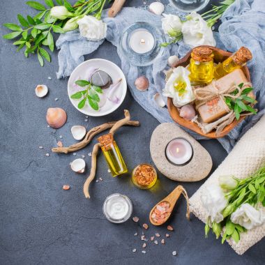 Spa sağlık ayarı kavramı bahar çiçek, siyah arka plan ile