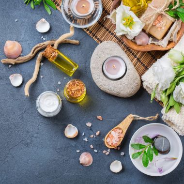 Spa sağlık ayarı kavramı bahar çiçek, siyah arka plan ile