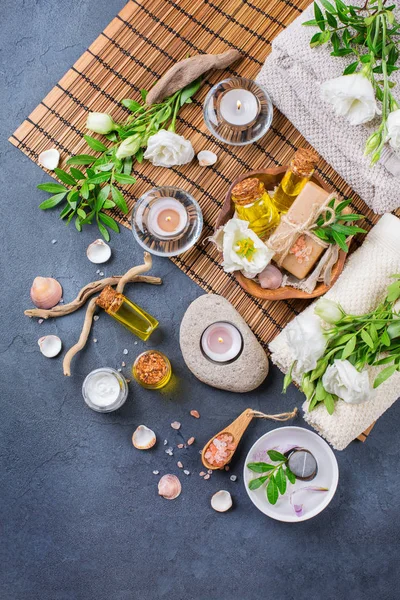 Spa sağlık ayarı kavramı bahar çiçek, siyah arka plan ile