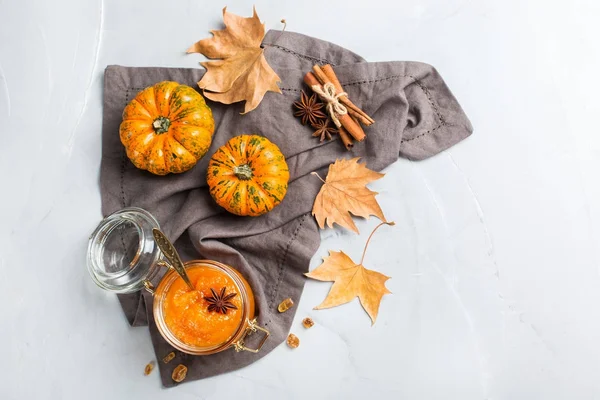 Otoño confitura de mermelada de calabaza otoño con especias — Foto de Stock