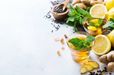 Japon Çin çay limon zencefil bal nane beyaz bir tablo ile. Sonbahar soğuk grip kış için gün içki içecek infüzyon cam sıcak. Nazlı alan arka plan