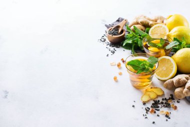 Japon Çin çay limon zencefil bal nane beyaz bir tablo ile. Sonbahar soğuk grip kış için gün içki içecek infüzyon cam sıcak. Nazlı alan arka plan