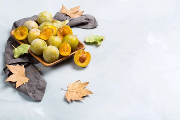 Oogst herfst herfst concept. Rijpe sappige gele pruimen — Stockfoto