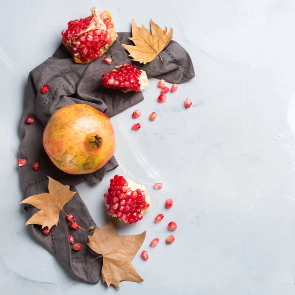 Herfst Herfst Oogst Concept Rijpe Sappige Granaatappel Een Gezellige Keukentafel — Stockfoto