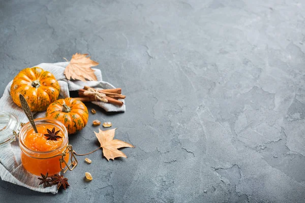 Осенняя тыквенная конфета со специями — стоковое фото