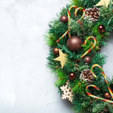 Tatil yeni yıl kavramı. Advent Noel kapı çelenk şenlikli dekorasyonu rahat bir arka plan ile. Üstten Görünüm kopya alanı düz yatıyordu