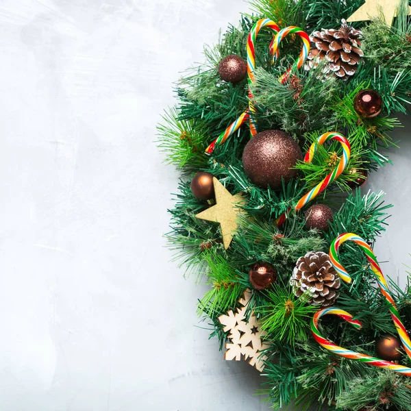 Tatil yeni yıl kavramı. Advent Noel kapı çelenk şenlikli dekorasyonu rahat bir arka plan ile. Üstten Görünüm kopya alanı düz yatıyordu