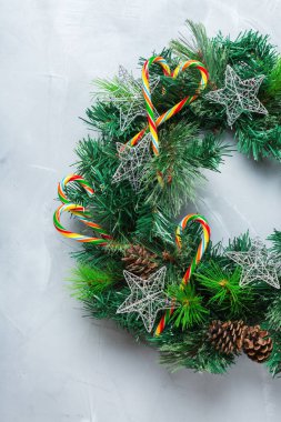 Tatil yeni yıl kavramı. Advent Noel kapı çelenk şenlikli dekorasyonu rahat bir arka plan ile. Düz yatıyordu Üstten Görünüm