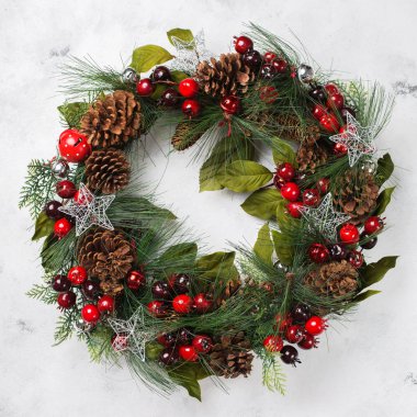 Tatil yeni yıl kavramı. Advent Noel kapı çelenk rahat beyaz zemin üzerine şenlikli dekorasyonu ile. Düz yatıyordu Üstten Görünüm